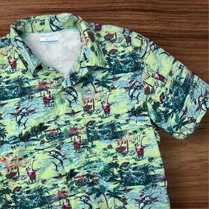 Columbia PFG Men’s Short Sleeve Fishing Shirt. Santa Vacation. Size Small.